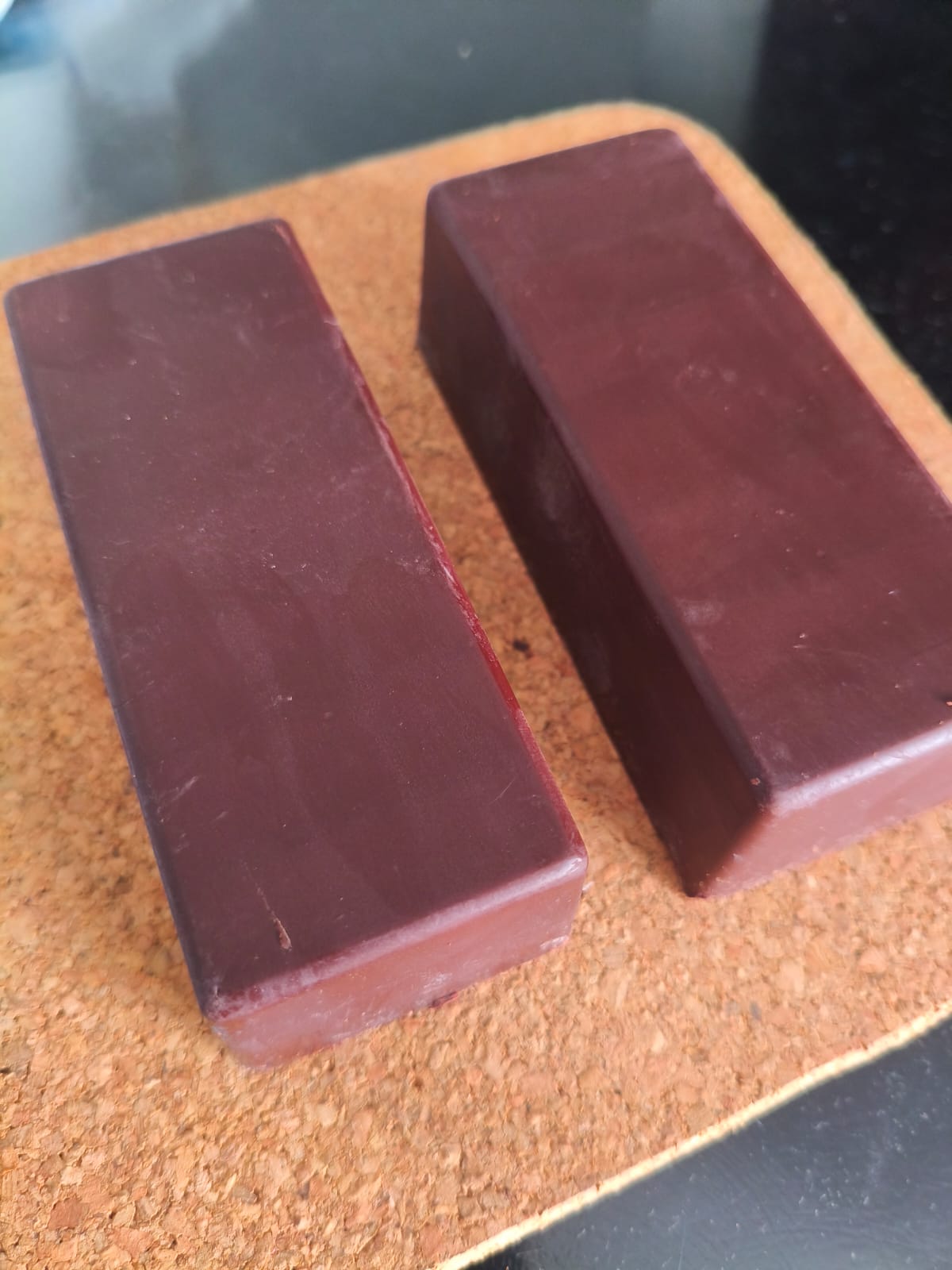 Barras de chocolate de 1 kg prontas, produzidas na Fazenda Vila Formosa